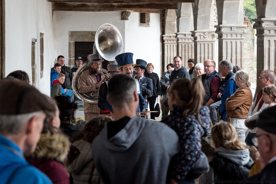 Fanfare Djacque le notaire au milieu de la foule