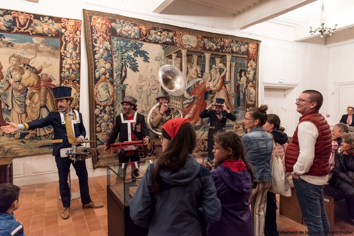 Fanfare Djacque le Notaire dans le grand salon