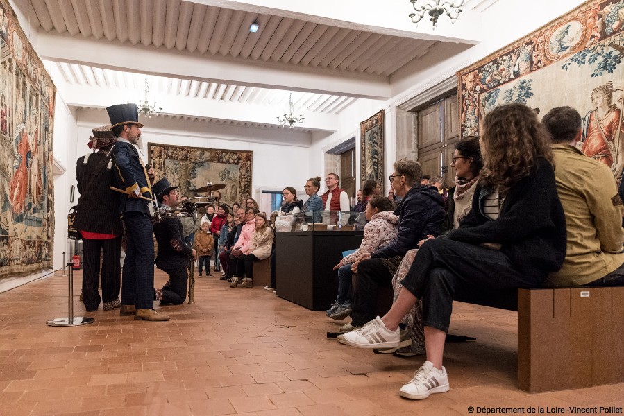 Fanfare Djacque le Notaire dans le grand salon