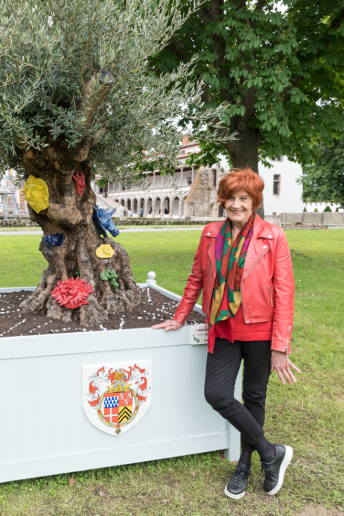 Reine Mazoyer et son oeuvre "L'Arbre d'Amour et de Réconciliation"